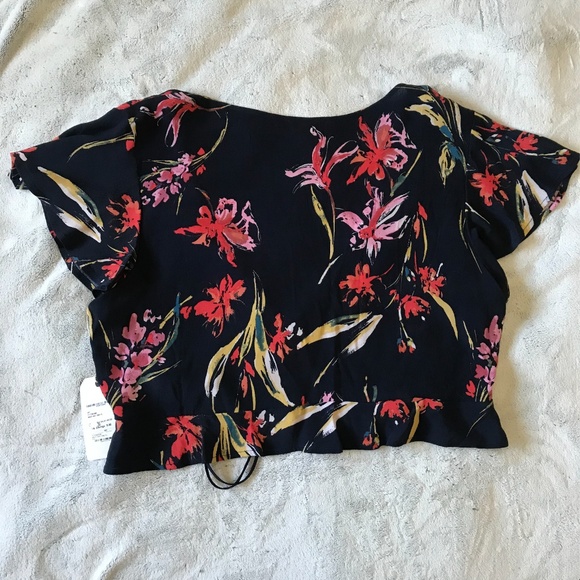 Leith Ruffle Tie Front Crop Top - Picture 3 of 5